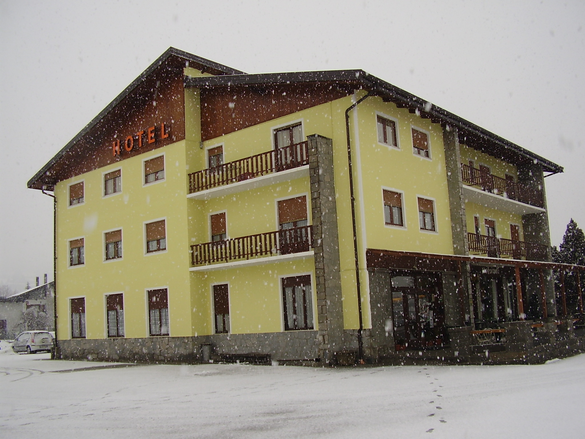 Auto Hotel Aosta - Vista esterna